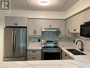 1490 Bishops Gate in Oakville, ON - Building Photo - Building Photo