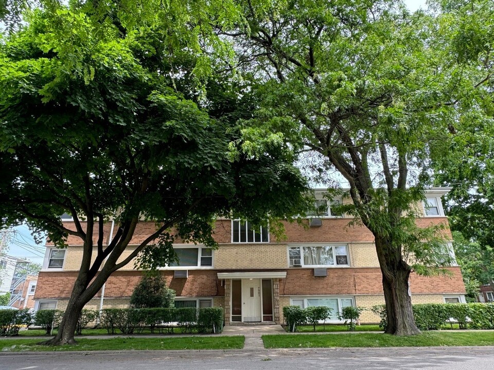 7901 Niles Ave in Skokie, IL - Building Photo