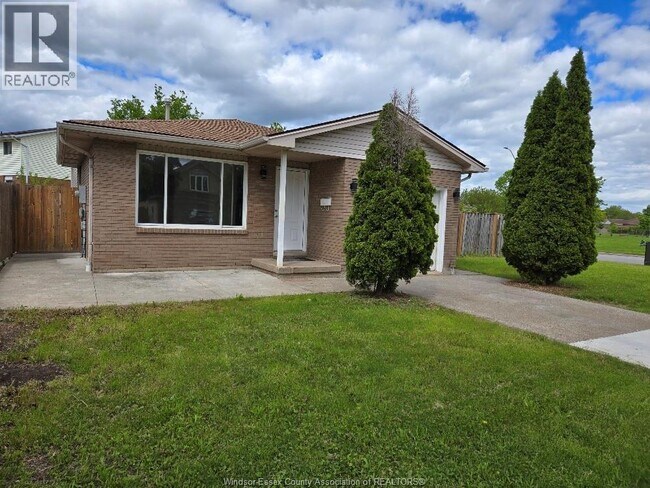 1250 Stanley St in Windsor, ON - Building Photo - Building Photo