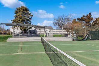 22 Meadow Ln in Westhampton Beach, NY - Building Photo - Building Photo