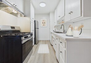 Buffalo Sherman Oaks Apartments in Sherman Oaks, CA - Building Photo