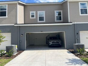 9815 Walkway Dr in Orlando, FL - Building Photo - Building Photo