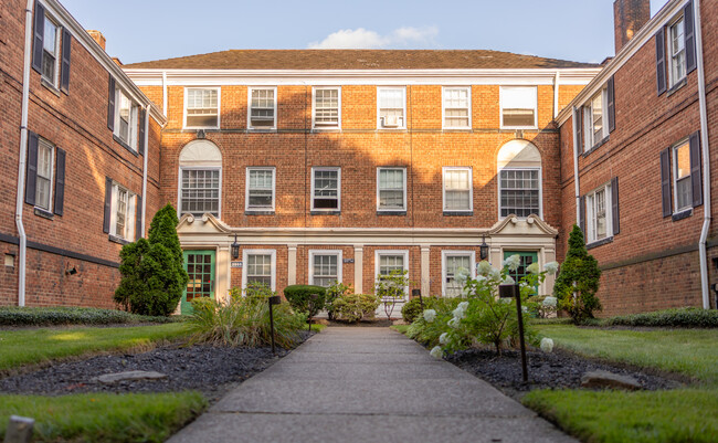 Shaker Lake Apartments in Shaker Heights, OH - Building Photo - Building Photo