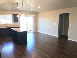 5242 10th St W in West Fargo, ND - Building Photo - Building Photo