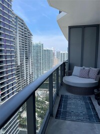 45 SW 9th St, Unit 3507 in Miami, FL - Foto de edificio - Building Photo