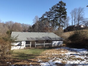 89 Monroe Buchanan Rd in Sylva, NC - Building Photo - Building Photo