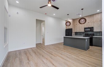 4603 Edison St in Houston, TX - Building Photo - Building Photo