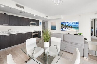 45 SW 9th St in Miami, FL - Building Photo - Building Photo