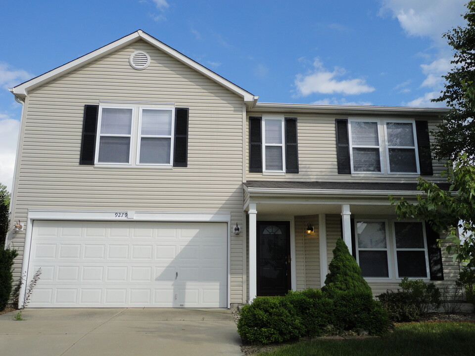 9279 W Reflection Ct in Pendleton, IN - Building Photo