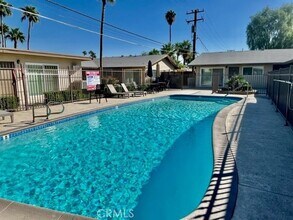 686 E Cottonwood Rd, Unit 7 in Palm Springs, CA - Foto de edificio - Building Photo