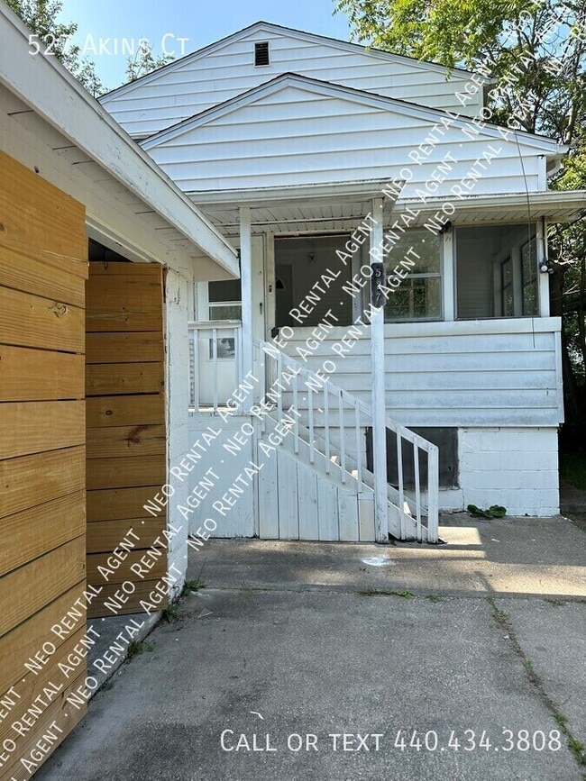 527 Akins Ct in Akron, OH - Building Photo - Building Photo
