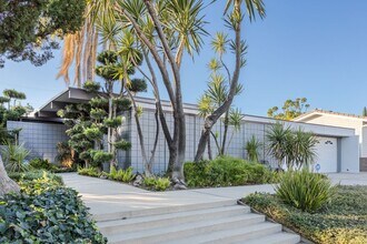 10347 Cozycroft Ave in Los Angeles, CA - Foto de edificio - Building Photo