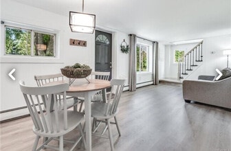 263 S Quaker Ln in Hyde Park, NY - Building Photo - Building Photo