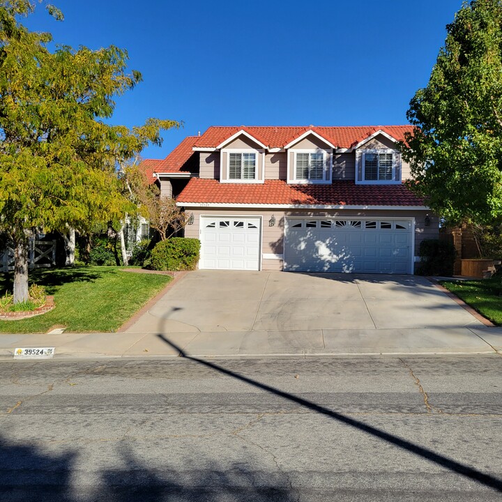 39524 Beacon Ln in Palmdale, CA - Building Photo