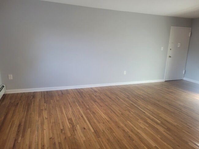 56 Manchester Ct, Unit Apt B in Freehold, NJ - Building Photo - Building Photo