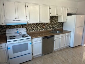 63 Troy Dr in Springfield, NJ - Building Photo - Building Photo