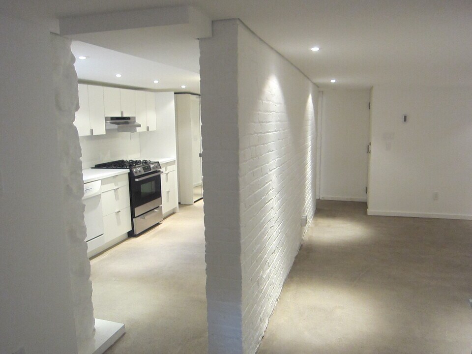 183 Parkside Dr in Toronto, ON - Building Photo