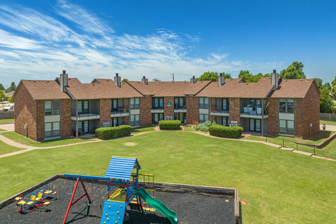 Fieldstone Garden Apartments in Mustang, OK - Building Photo