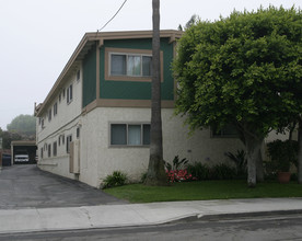 Sea Breeze Apartments in El Segundo, CA - Building Photo - Building Photo