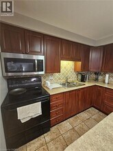337 Kingswood Dr in Kitchener, ON - Building Photo - Building Photo