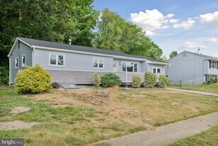 501 Bloomfield Dr in Mount Holly, NJ - Building Photo