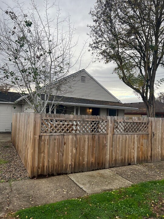 836 NE 8th St in Grants Pass, OR - Building Photo
