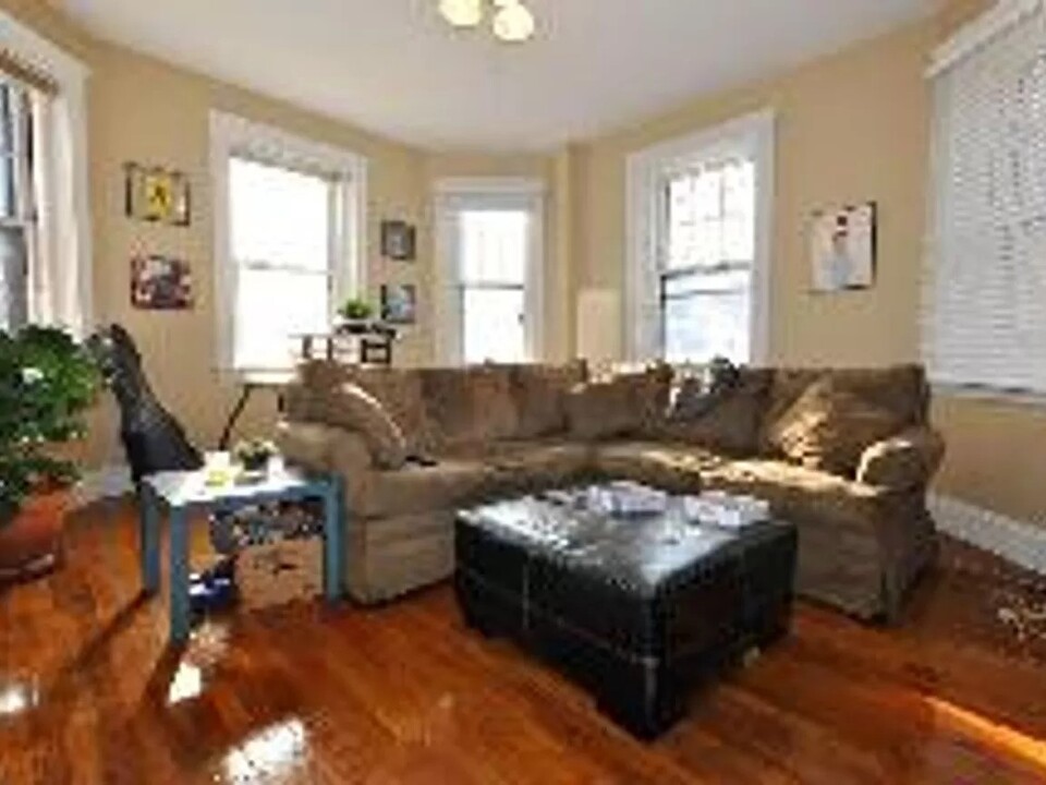 319 Allston St, Unit #4 in Boston, MA - Foto de edificio