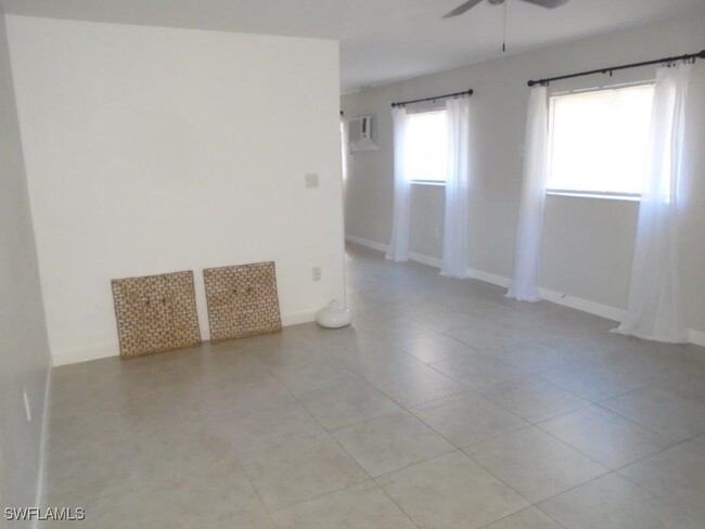 8093 Country Rd in Ft. Myers, FL - Foto de edificio - Building Photo