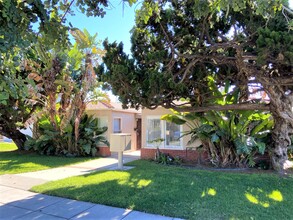 Ocean Breeze Apartments in San Diego, CA - Building Photo - Primary Photo