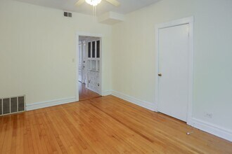 2326 N Southport Ave, Unit 2F in Chicago, IL - Building Photo - Building Photo