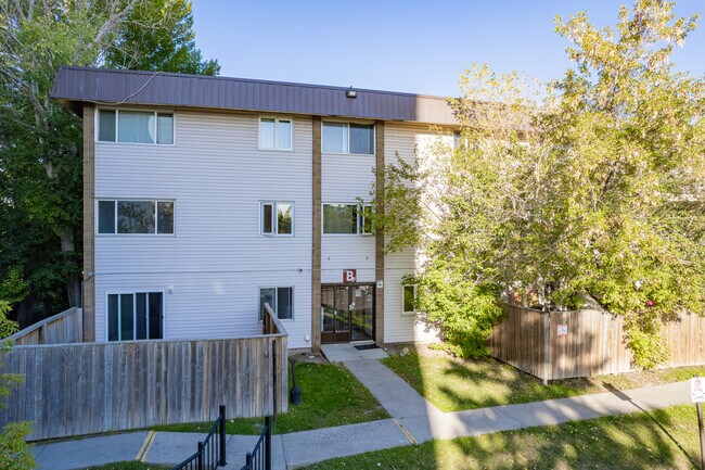 4505 Crowchild Trl NW in Calgary, AB - Building Photo - Building Photo