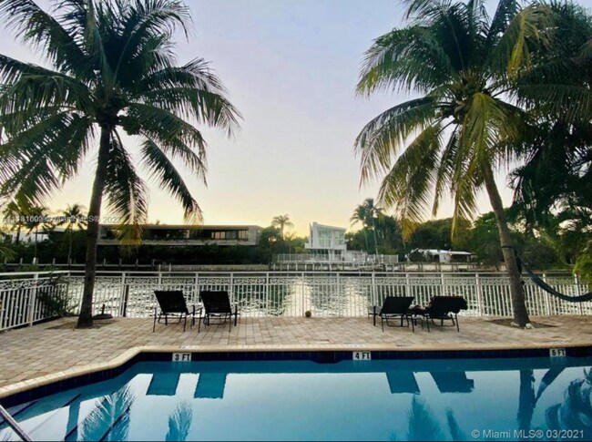 4812 Pine Tree Dr in Miami Beach, FL - Foto de edificio - Building Photo