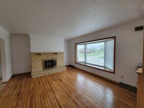 402 Beverly Hills St in Waterloo, IA - Building Photo - Building Photo