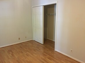 5705 Chapman Mill Dr, Unit 160 in North Bethesda, MD - Foto de edificio - Building Photo