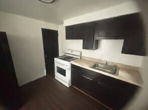 2020 Lindsay Rd in Pittsburgh, PA - Building Photo - Building Photo