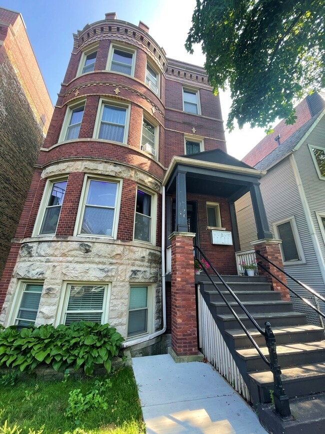property at 2317 W Roscoe St