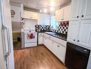 5627 S Sprinkle Rd in Portage, MI - Foto de edificio - Building Photo