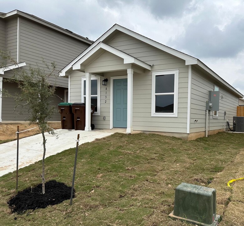 8132 Nube Medina in San Antonio, TX - Building Photo