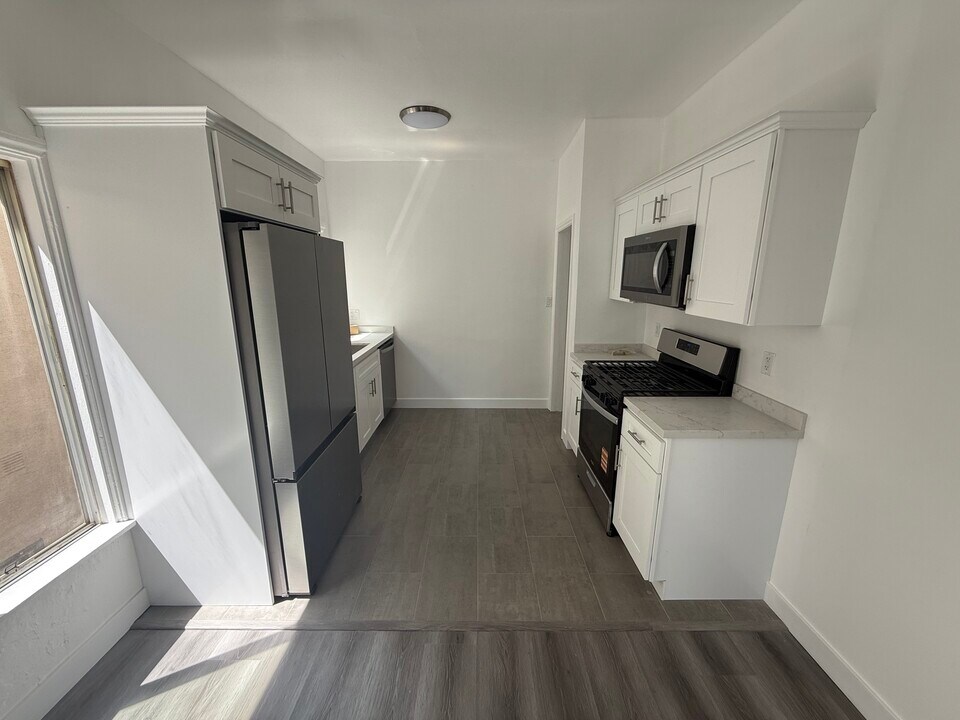 1352 S Burnside Ave, Unit 7 in Los Angeles, CA - Building Photo