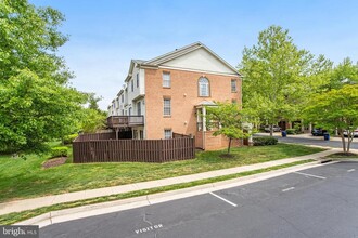 141 Herndon Mill Cir in Herndon, VA - Building Photo - Building Photo