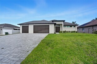2314 NW 33rd Pl in Cape Coral, FL - Building Photo