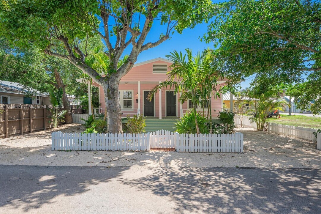 3822 Oak Ave in Miami, FL - Building Photo