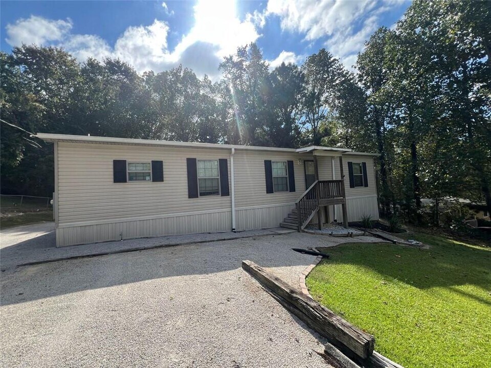 6255 Malibu Ridge in Flowery Branch, GA - Building Photo