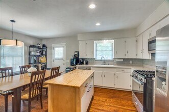 9222 Livenshire Dr in Dallas, TX - Building Photo - Building Photo