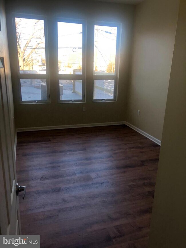 606 E Landis Ave-Unit -B in Vineland, NJ - Foto de edificio - Building Photo