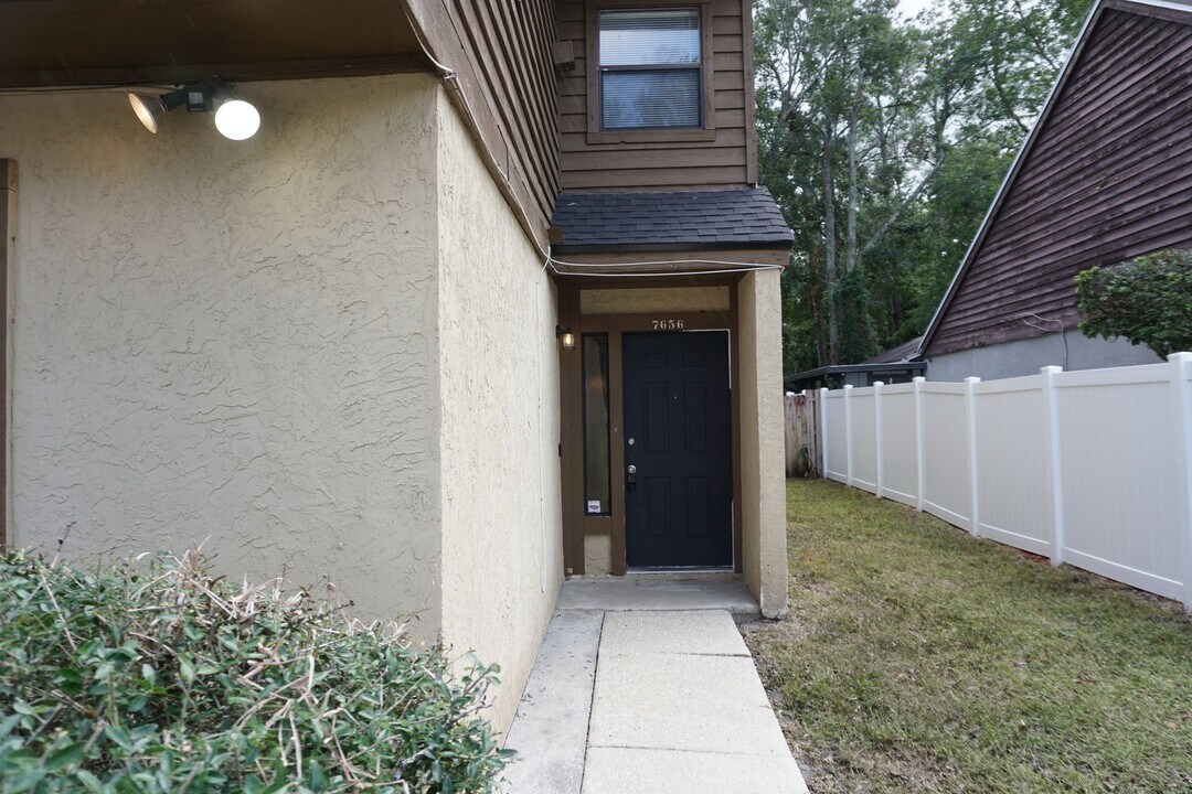 7656 Jana Ln S in Jacksonville, FL - Building Photo