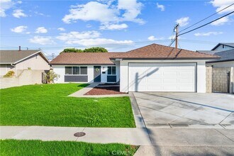 15542 Mayflower Ln in Huntington Beach, CA - Foto de edificio - Building Photo