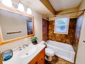The Shuttle in Omaha, NE - Building Photo - Interior Photo