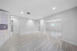 2306 N 28th Ave in Hollywood, FL - Foto de edificio - Building Photo