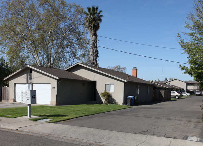 1105 Pioneer Ave in Turlock, CA - Foto de edificio - Building Photo